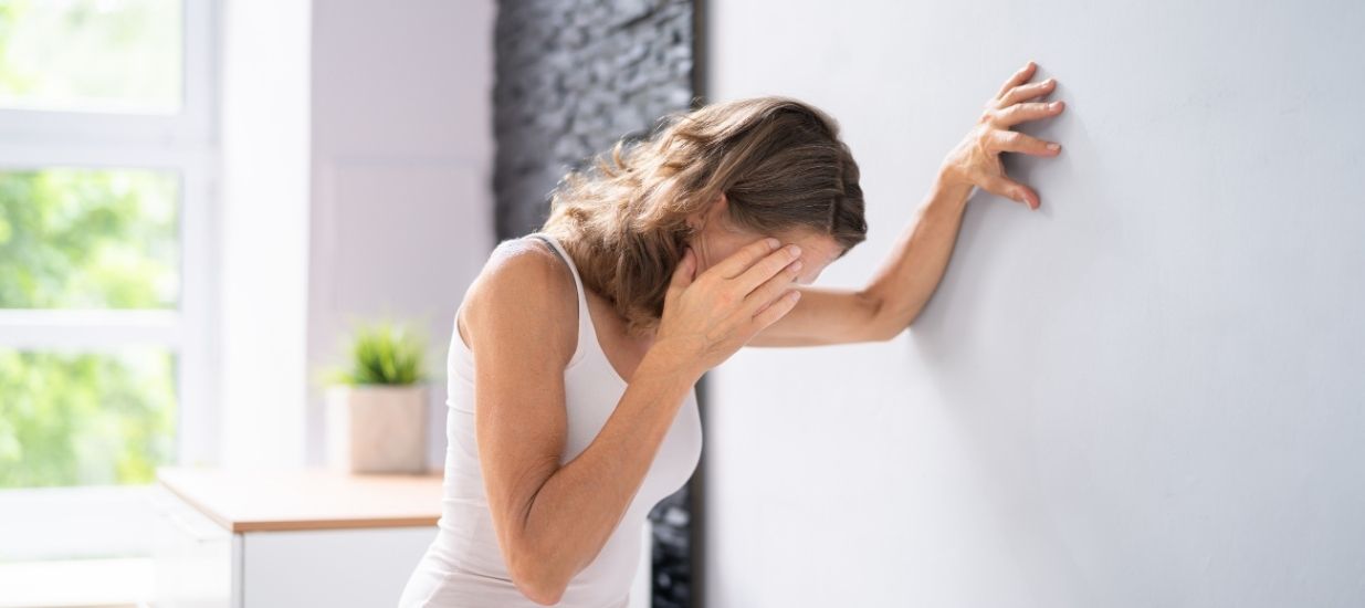 Ana Koroner Hastaligi belirtilerinden biri olan bas donmesi belirtileri gosteren kadin Ana Koroner Arter Hastalarına Girişim Ana Koroner Hastaligi belirtilerinden biri olan bas donmesi belirtileri gosteren kadin Ana Koroner Arter Hastalarına Girişim