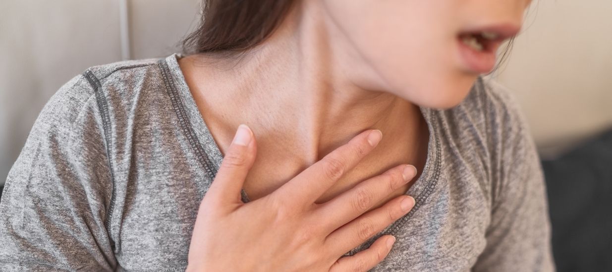 Aort Darligi belirtilerinden biri olan nefes darligi belirtileri gosteren kadin AORT Kapak Darlığı Nedir? Nedenleri ve Tedavi Yöntemleri Aort Darligi belirtilerinden biri olan nefes darligi belirtileri gosteren kadin AORT Kapak Darlığı Nedir? Nedenleri ve Tedavi Yöntemleri