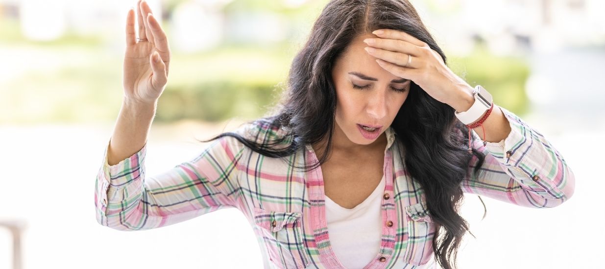 Aort anevrizmasinin belirtilerinden biri olan bas donmesi belirtileri gosteren kadin Aort Anevrizması Nedir? Belirtileri, Nedenleri ve Tedavisi Aort anevrizmasinin belirtilerinden biri olan bas donmesi belirtileri gosteren kadin Aort Anevrizması Nedir? Belirtileri, Nedenleri ve Tedavisi