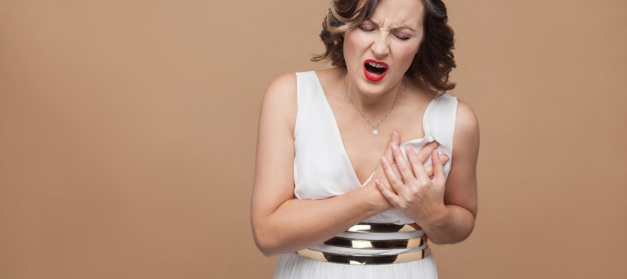 Atriyal Fibrilasyon belirtilerinden biri olan bayilma belirtileri gosteren kadin Atriyal Fibrilasyon (AF) Nedir? Nedenleri, Belirtileri ve Tedavisi