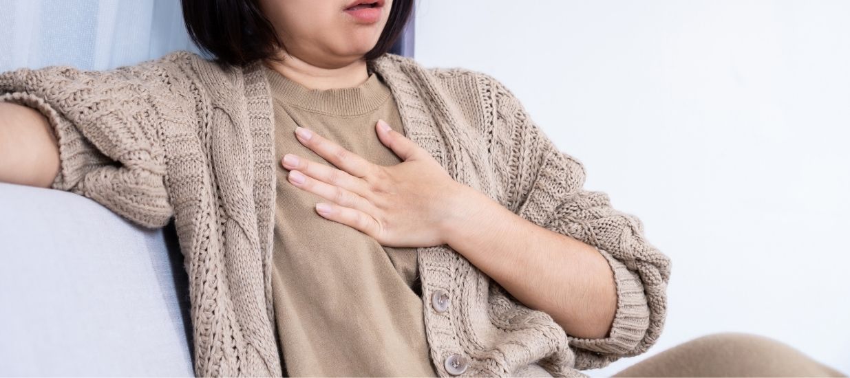 Atriyal fibrilasyonun belirtilerinden biri olan carpinti belirtileri gosteren kadin Atriyal fibrilasyon Medikal Tedavisi