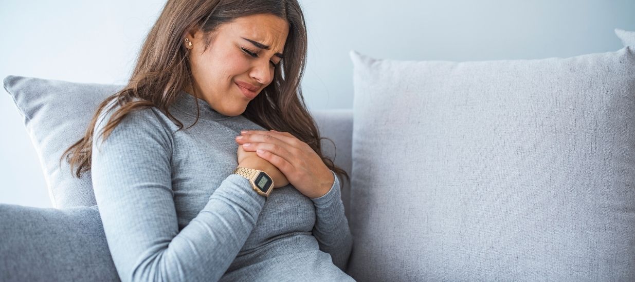 Gogus Agrisi belirtileri gosteren kadin 1 Göğüs Ağrısı Olan Hastaya Yaklaşım Gogus Agrisi belirtileri gosteren kadin 1 Göğüs Ağrısı Olan Hastaya Yaklaşım