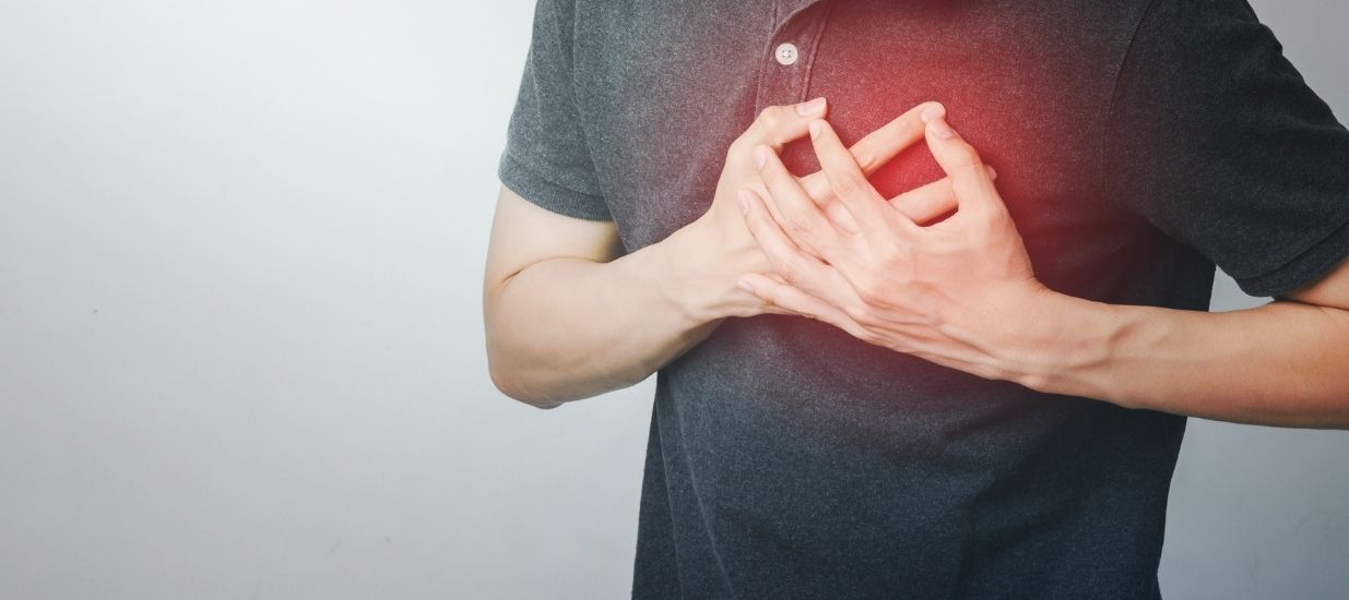 Hiperlipidemi belirtilerinden biri olan kalp agrisi belirtileri gosteren erkek Hiperlipidemi Nedir? Hiperlipidemi Nedenleri ve Belirtileri Hiperlipidemi belirtilerinden biri olan kalp agrisi belirtileri gosteren erkek Hiperlipidemi Nedir? Hiperlipidemi Nedenleri ve Belirtileri