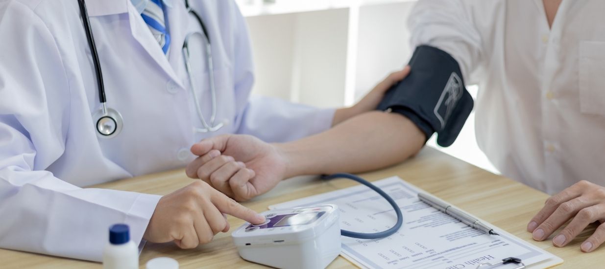 Hpertansiyon belirtileri sonrasi kontrolu yapilan hasta Hipertansiyon Nedir? Yüksek Tansiyon Belirtileri Nelerdir?