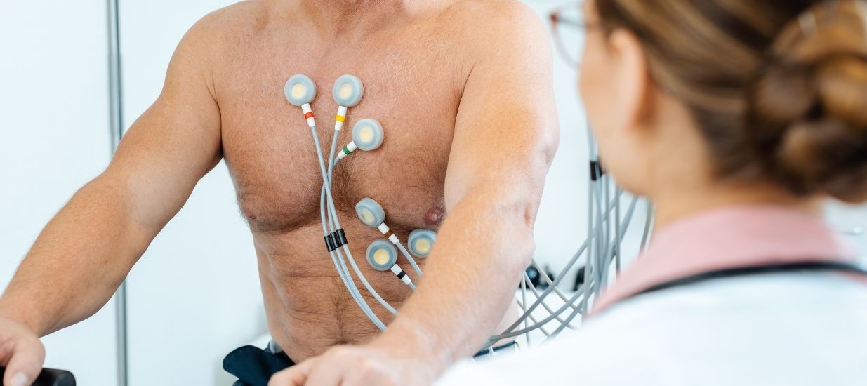 Kalbin durumunu degerlendirmek icin yapilan EKG EKG (Elektrokardiyografi) Nedir? EKG Neden Çekilir?