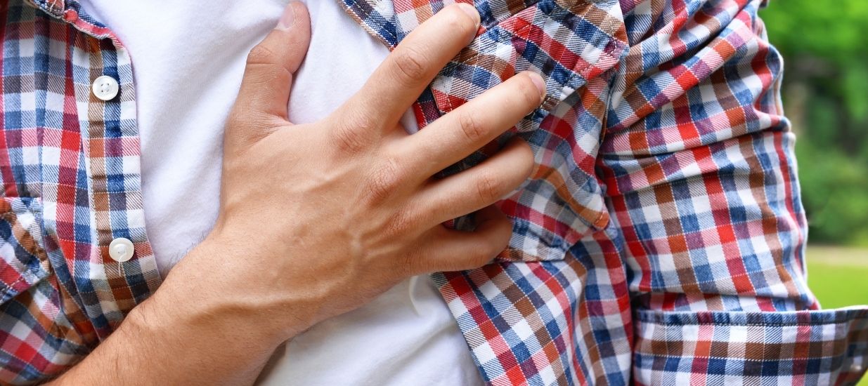 Kalp Krizinin belirtilerinden biri olan gogus agrisi Kalp Krizi Belirtileri Nelerdir? Nedenleri ve Tedavi Yöntemleri