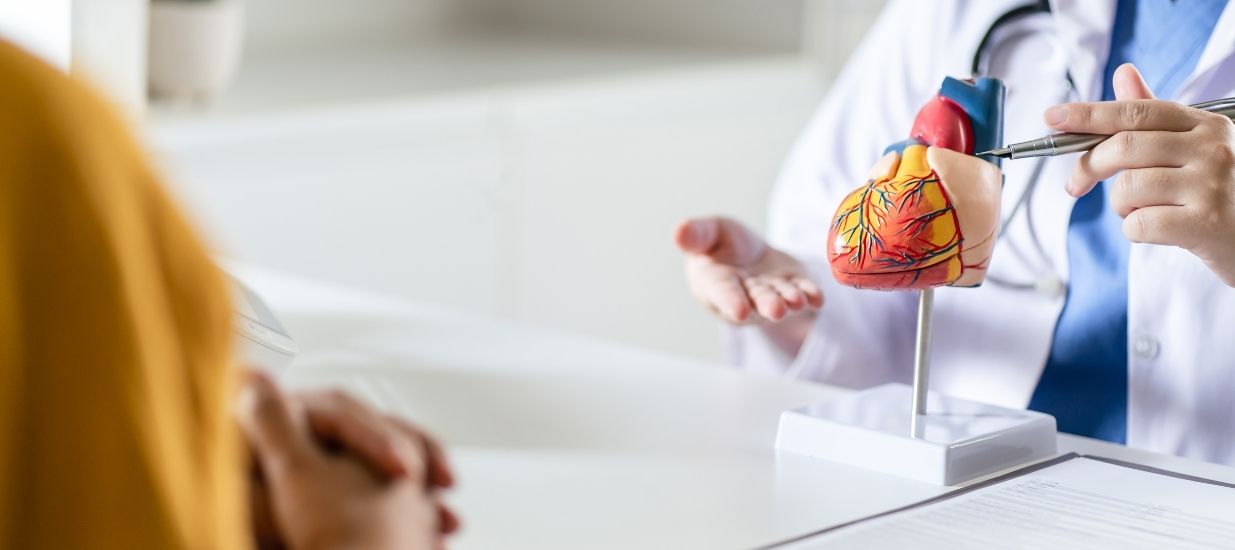 Kalp hastaliklari hakkinda bilgilendirme yapan doktor Kalp Muayenesi Nasıl Yapılır? Kalp hastaliklari hakkinda bilgilendirme yapan doktor Kalp Muayenesi Nasıl Yapılır?