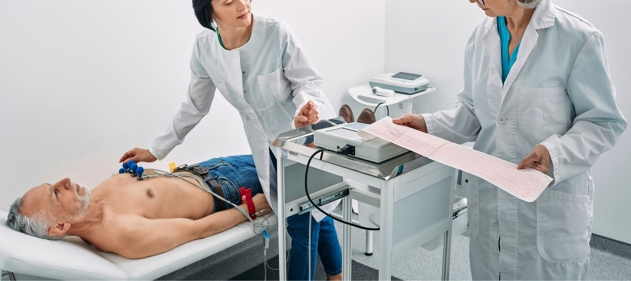 Kardiyoloji muayenesi yapilan hasta Kardiyoloji Nedir ve Hangi Hastalıklarla İlgilenir?