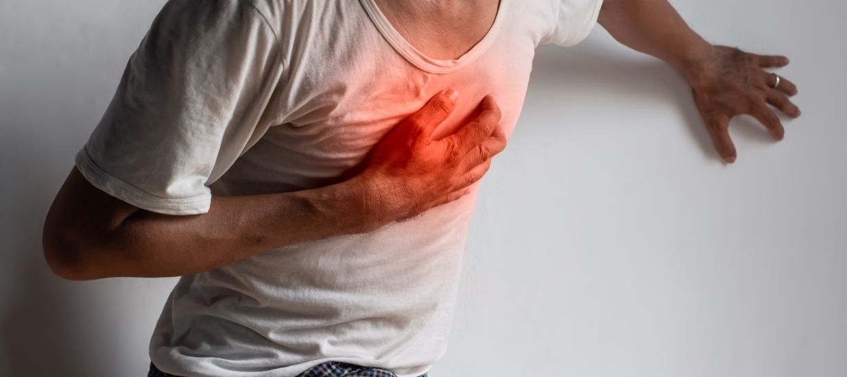 Koroner Arter Hastaligi belirtilerinden biri olan gogus agrisi belirtileri gosteren erkek Koroner Arter Hastalığı Nedir? Belirtileri, Nedenleri ve Tedavileri