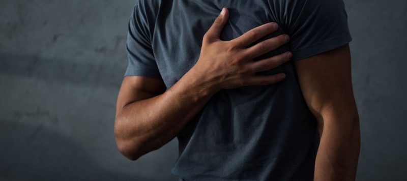 Mitral Kapak Yetmezligi belirtilerinden biri olan carpinti belirtileri gosteren erkek Yeni Anasayfa