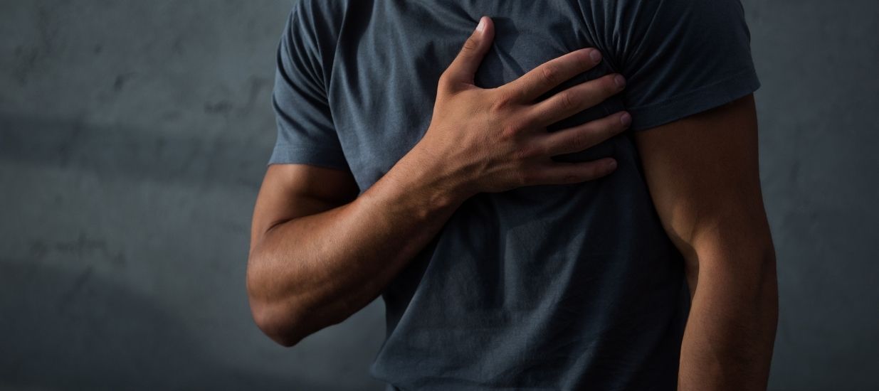 Mitral Kapak Yetmezligi belirtilerinden biri olan carpinti belirtileri gosteren erkek Mitral Kapak Yetmezliği Nedir? Belirtileri ve Tedavisi