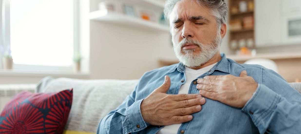 Yuksek Tansiyon belirtilerinden biri olan gogus agrisi belirtileri gosteren erkek Hipertansiyon (Yüksek Tansiyon) Nedir? Belirtisi ve Tedavisi Yuksek Tansiyon belirtilerinden biri olan gogus agrisi belirtileri gosteren erkek Hipertansiyon (Yüksek Tansiyon) Nedir? Belirtisi ve Tedavisi